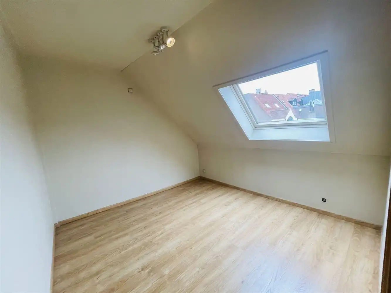 In één van de mooiste straten van Brugge centrum, vlakbij alle winkels CHARMANT ENERGIEZUINIG LICHTRIJK WOONHUIS met stadsTUINTJE, 3 SLAAPKAMERS, 2 BADKAMERS , Mogelijkheid om GARAGE bij te kopen foto 18