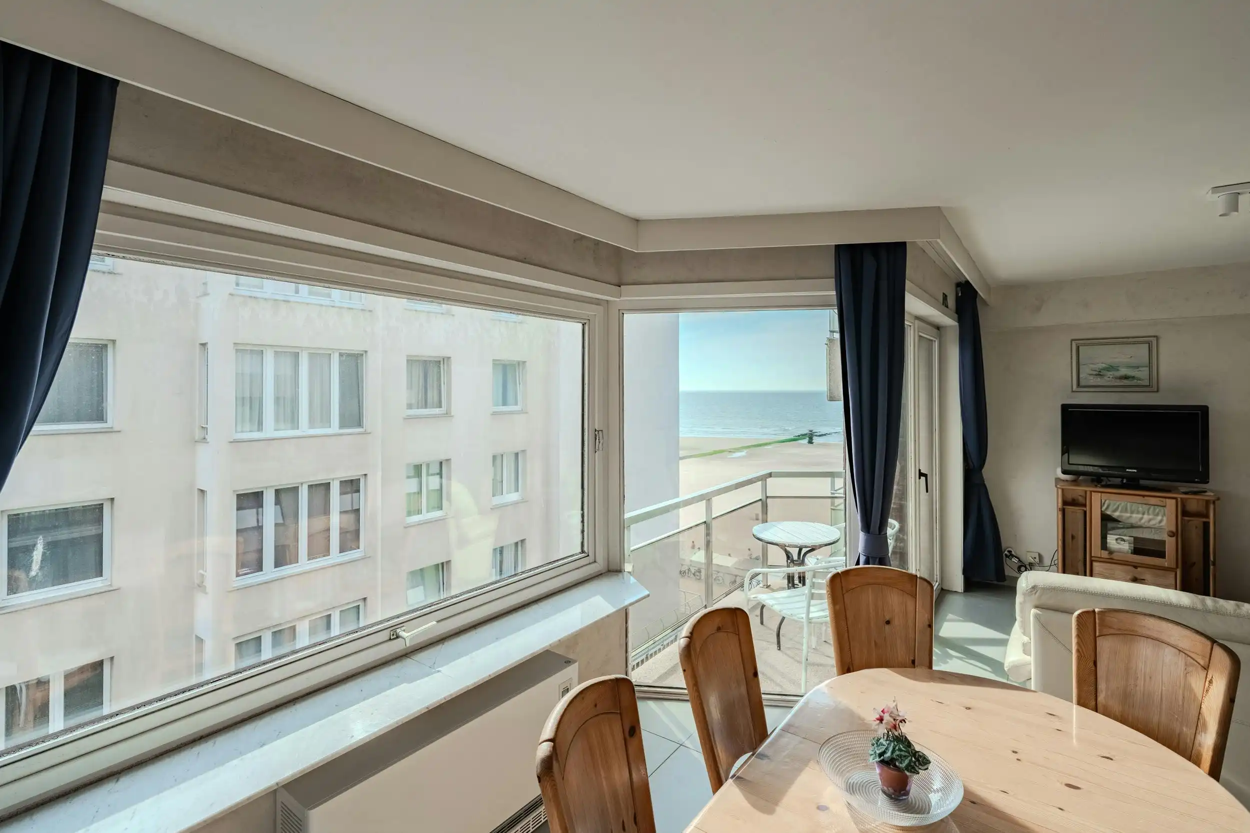 Instapklaar 2 slaapkamer appartement met zijdelings zeezicht foto 3