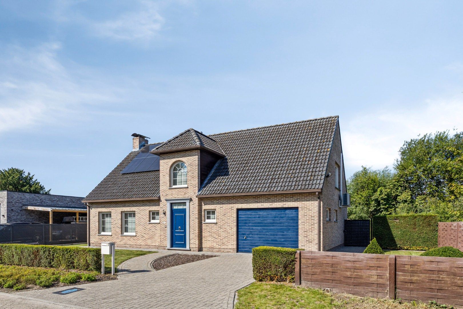Instapklare woning met 3 ruime slaapkamers op 599 m² te OLV Olen ! foto {{pictureIndex}}