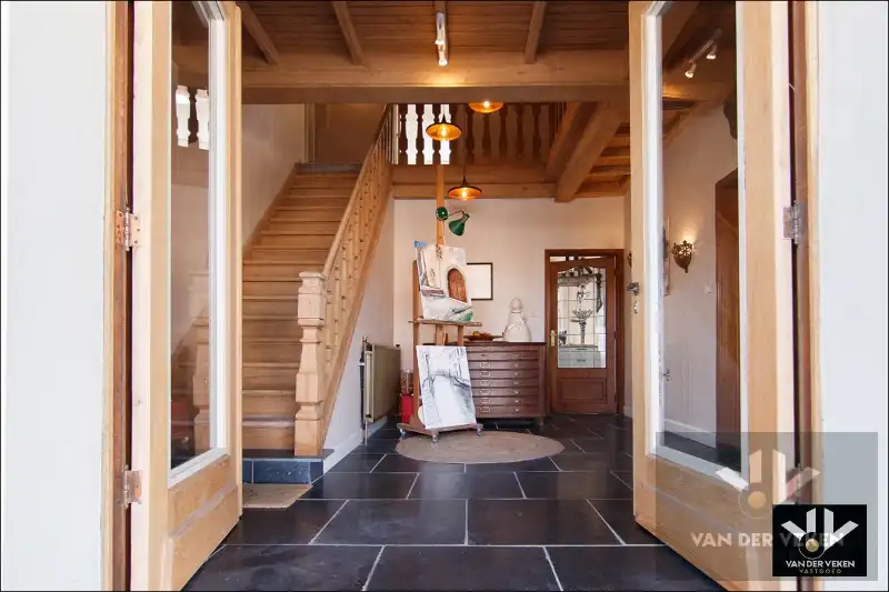 GROTENDEELS GERENOVEERDE GEZINSWONING foto 6