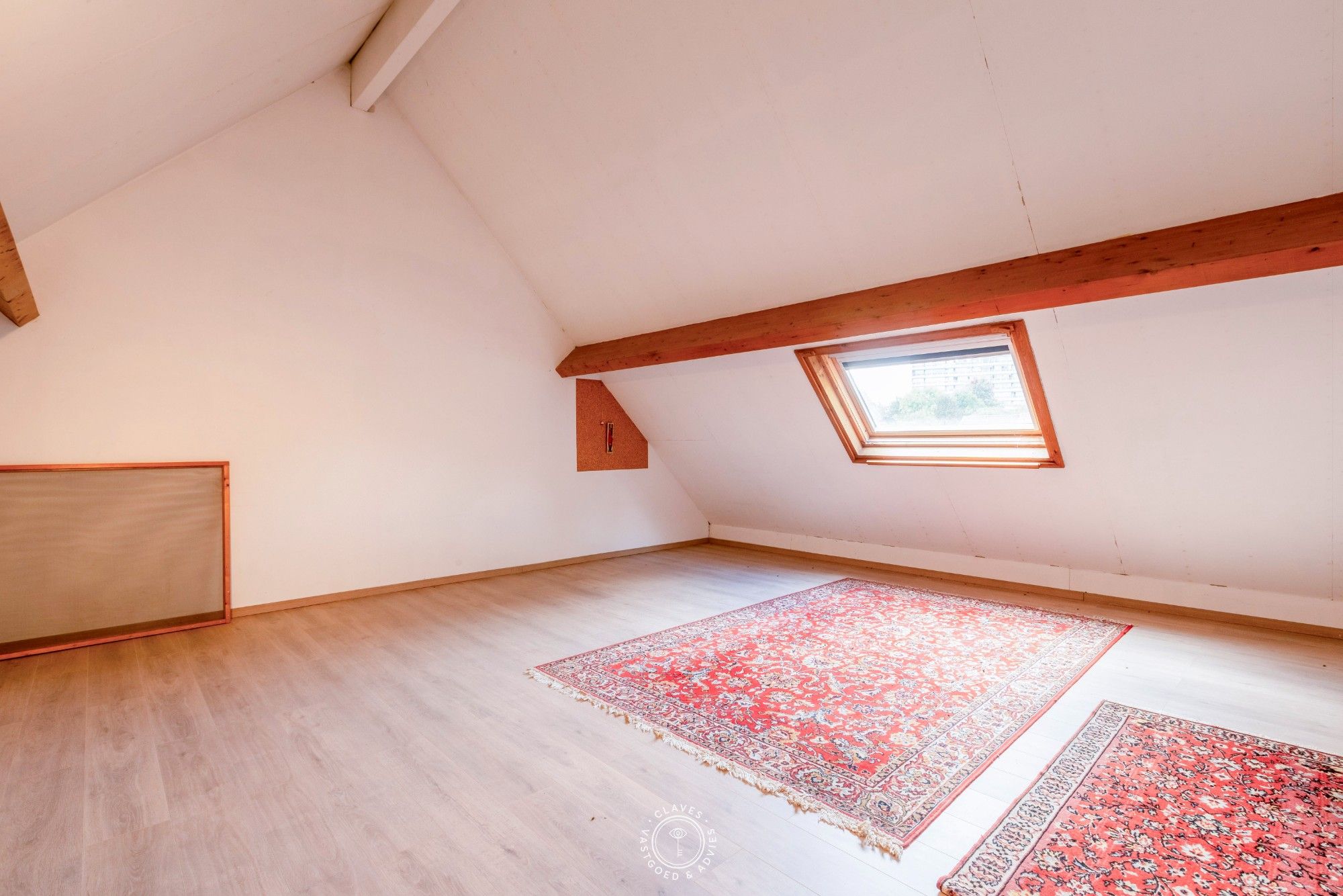 Centraal gelegen halfopen bebouwing met dubbele garage foto 17