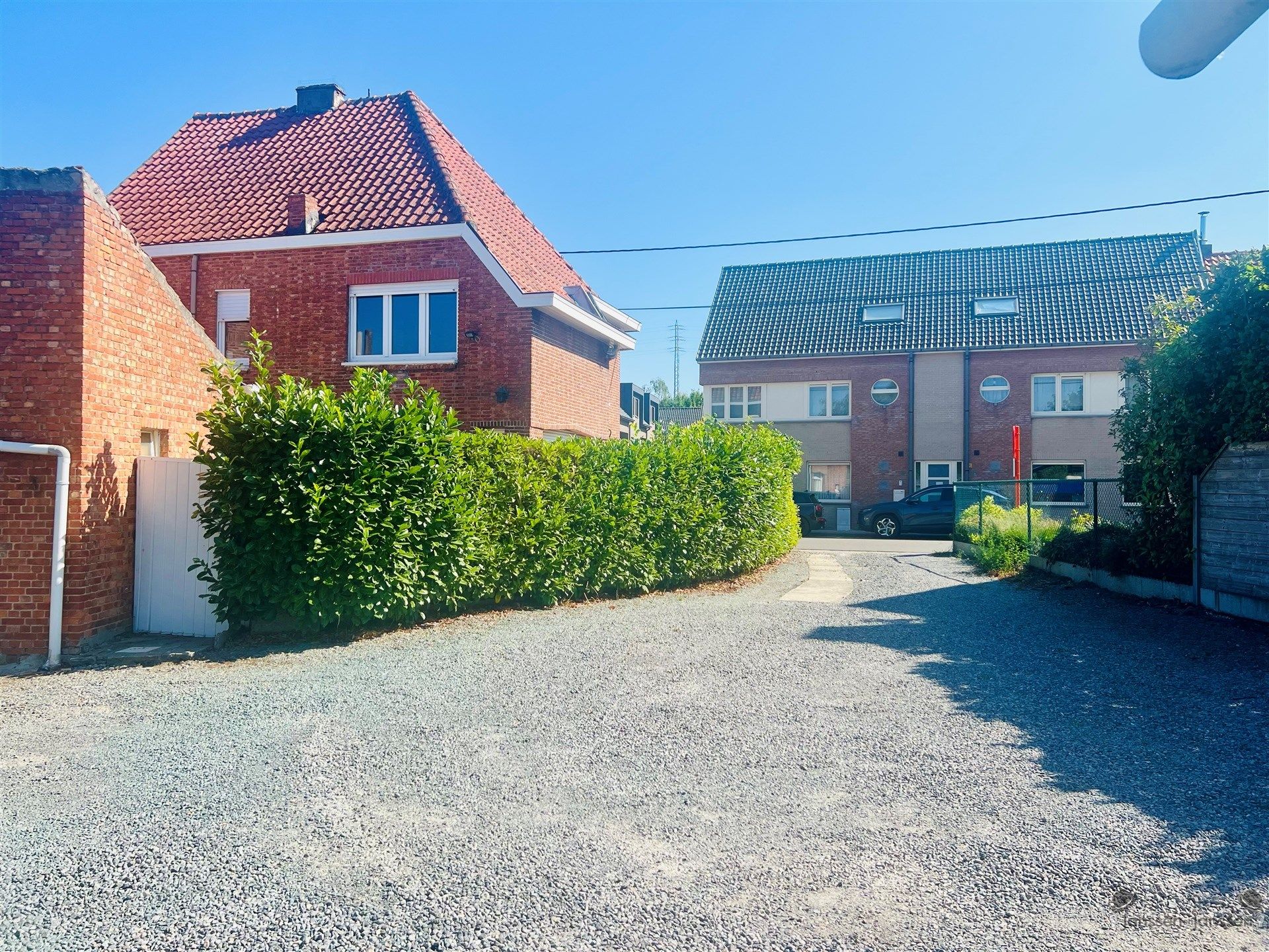HOB met achterliggende garages foto 3