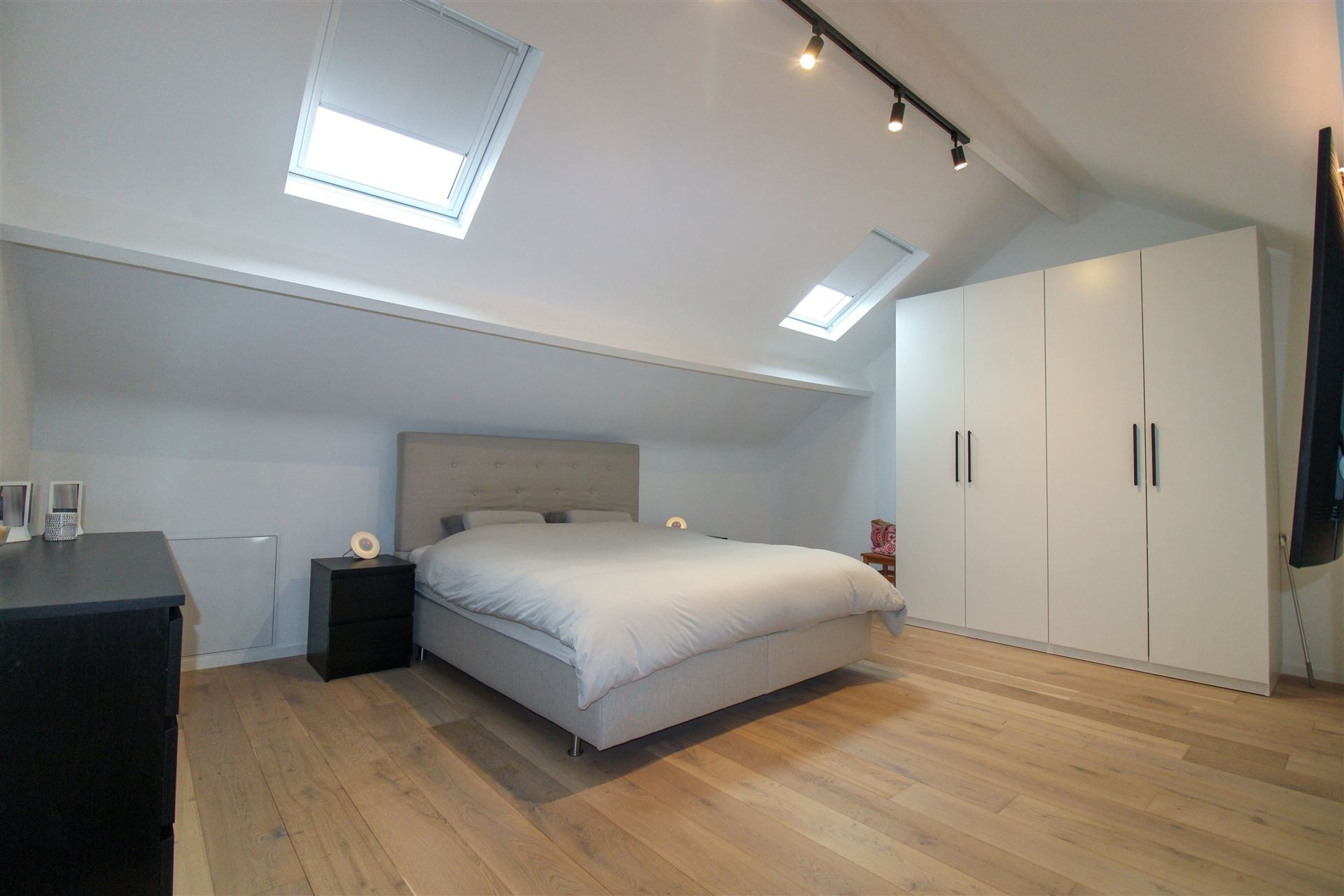 Instapklare, volledig gerenoveerde gezinswoning met 3 slaapkamers, ruime leefkeuken, zonnige omheinde tuin op 5a71ca, zonnepanelen, airco en EPC B, ideaal gelegen nabij scholen, winkels en het centrum van Maasmechelen! foto 17