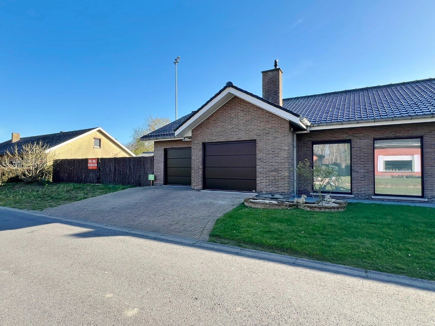 Gerenoveerde gelijkvloerse villa in rustige wijk met zonnige tuin en twee garages.  foto 2