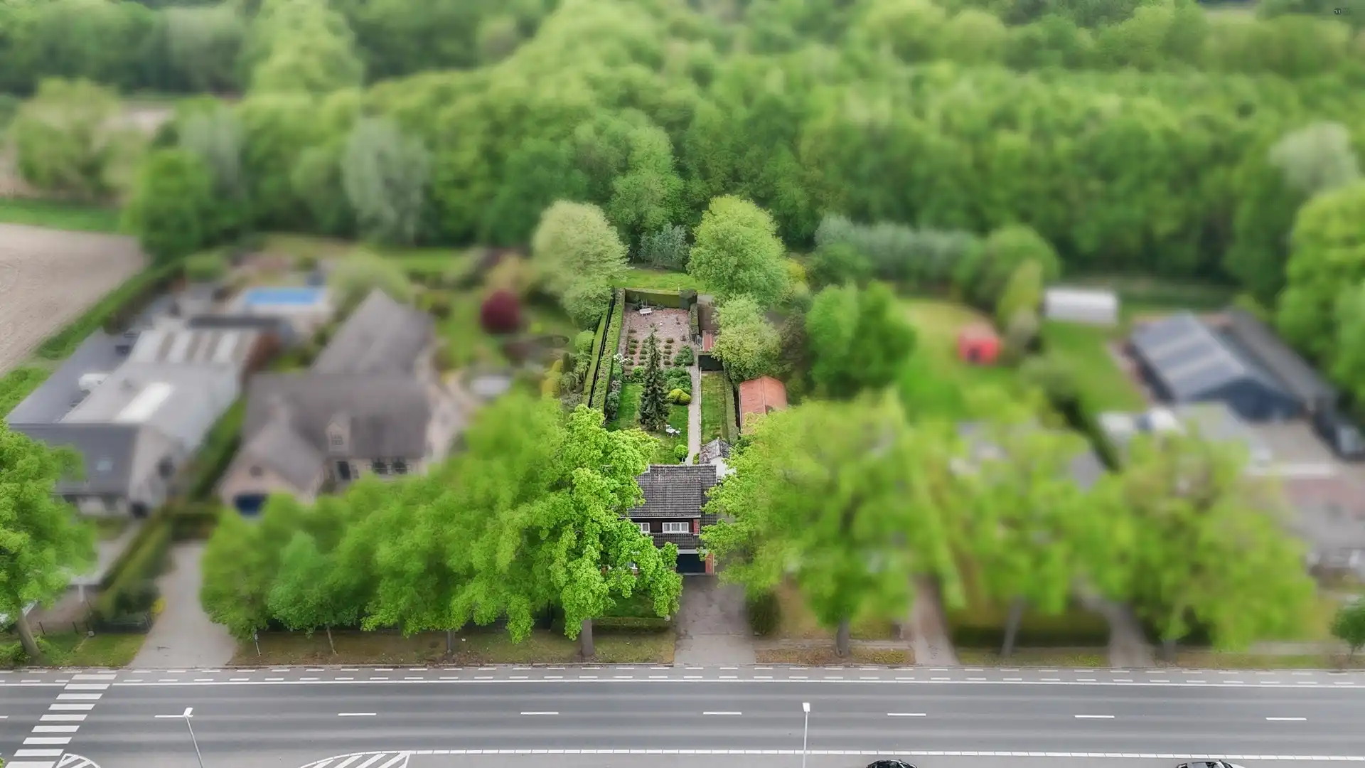 Te renoveren open bebouwing in het groen foto 4