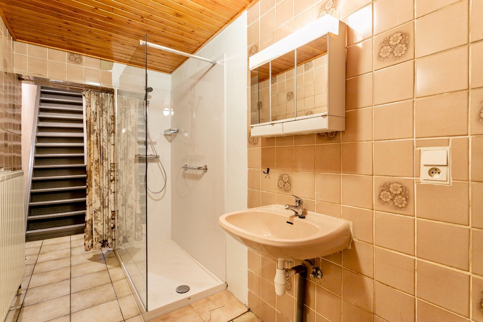 Te renoveren woning met veel potentieel foto 9