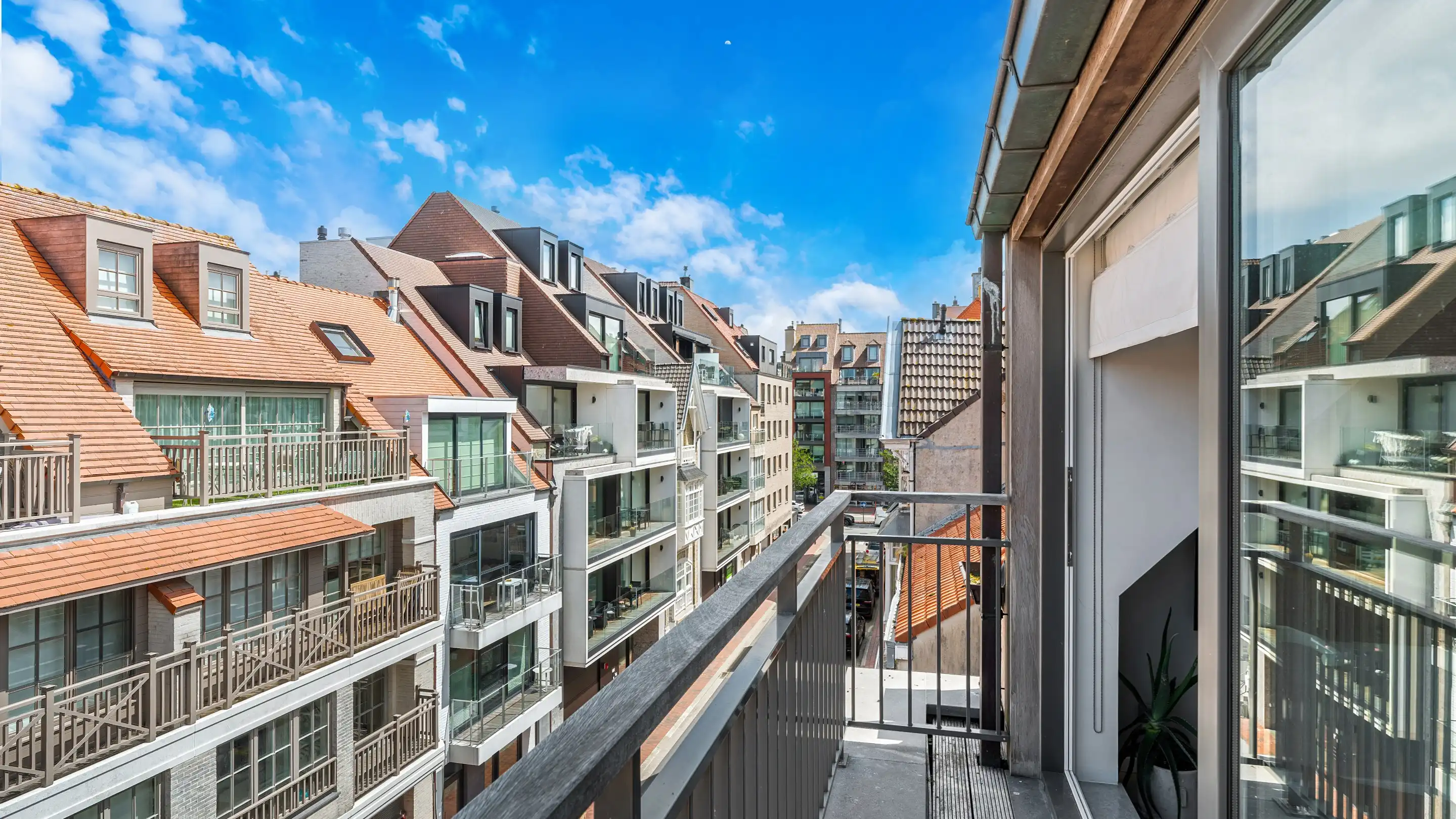 Zeer recent en mooi  duplex dakapp. in perfecte staat  met groot zuidgericht terras dichtbij de Lippenslaan. foto 4