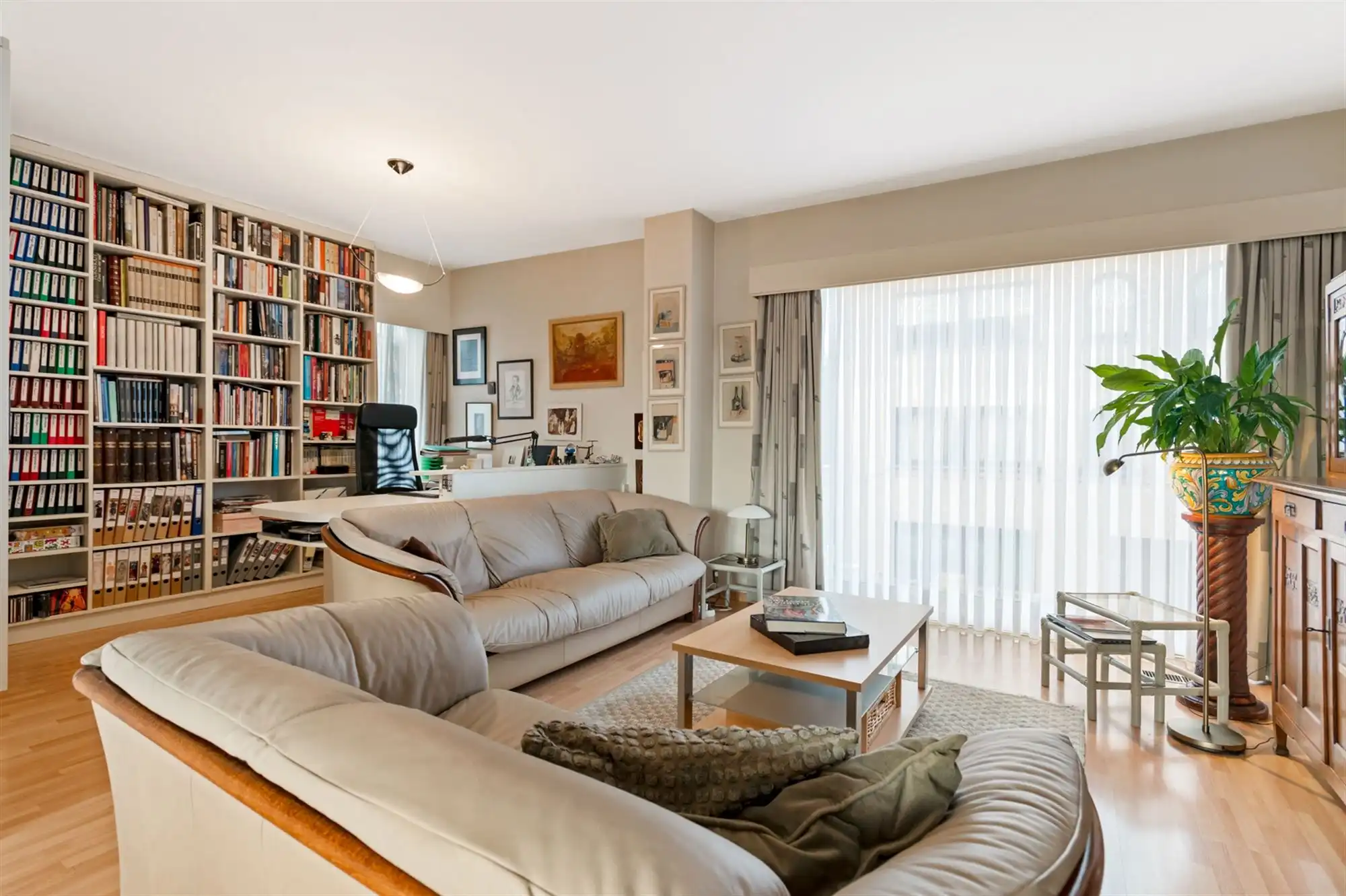 Bel-etage woning met 3 slaapkamers en tuinpoort aan straatkant. foto 8