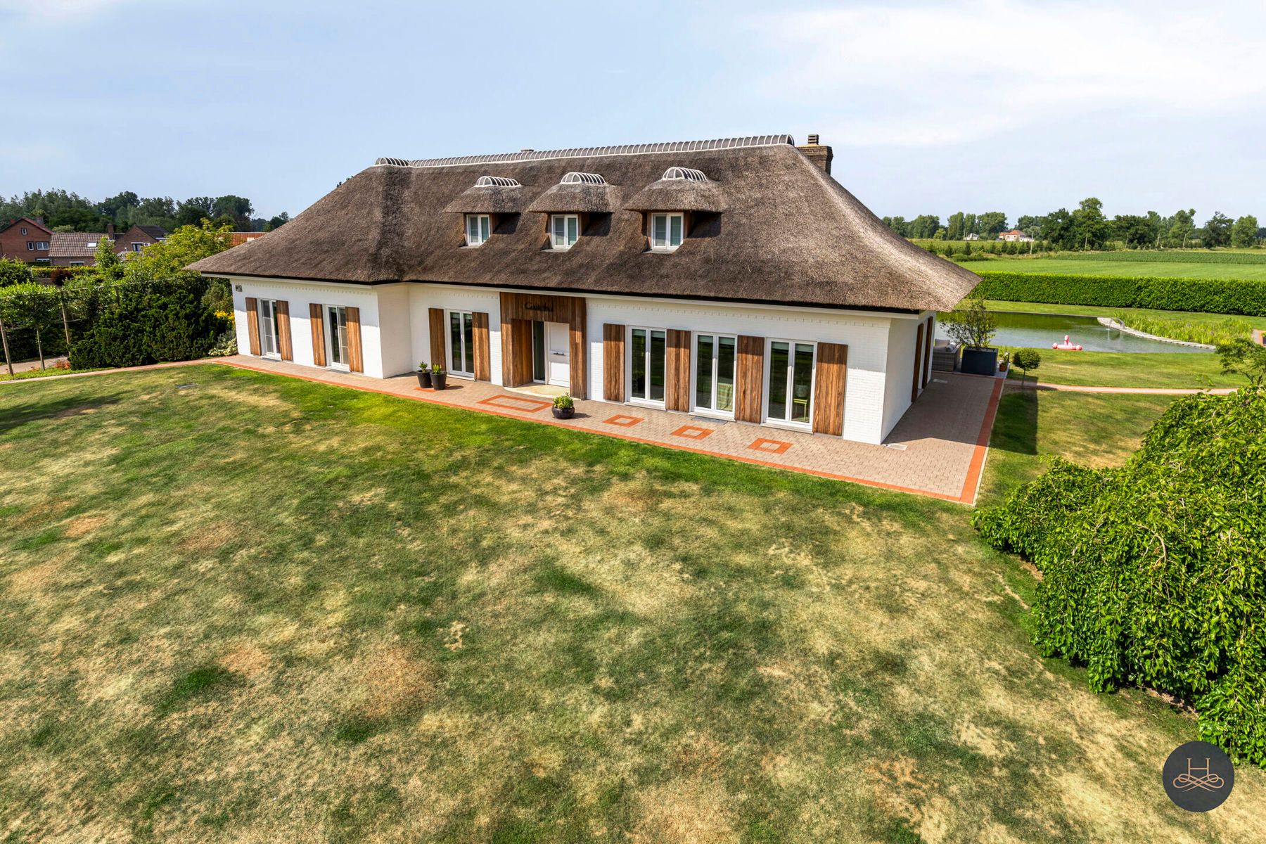 Charmante villa met open uitzicht en zwemvijver foto {{pictureIndex}}