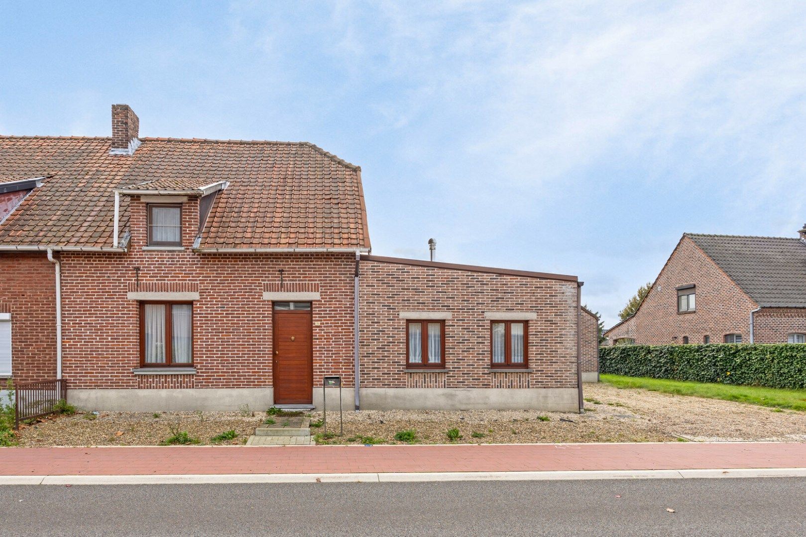 Hoofdfoto van de publicatie: Op te frissen woning op 13a 60ca met 3 slpks en garage.