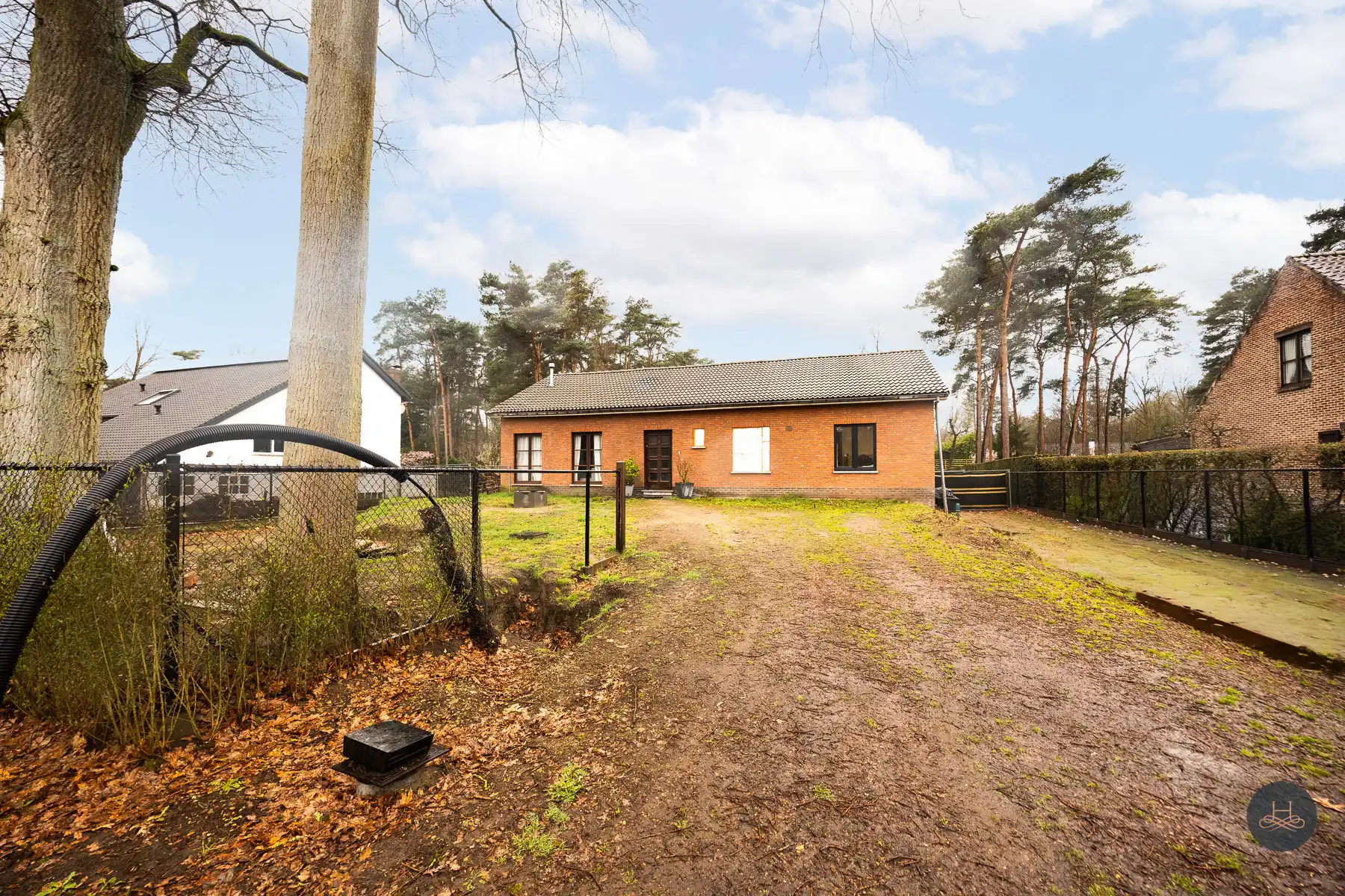 Hoofdfoto van de publicatie: Gezinswoning met renovatiepotentieel op knap perceel