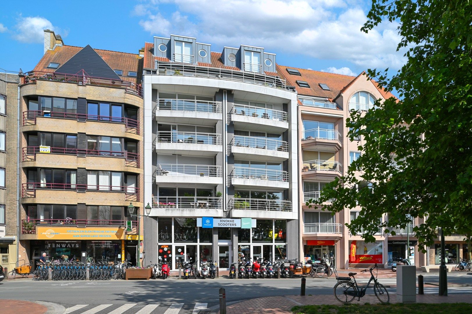 Ruim appartement met parkeerplaats in centrum Knokke foto {{pictureIndex}}