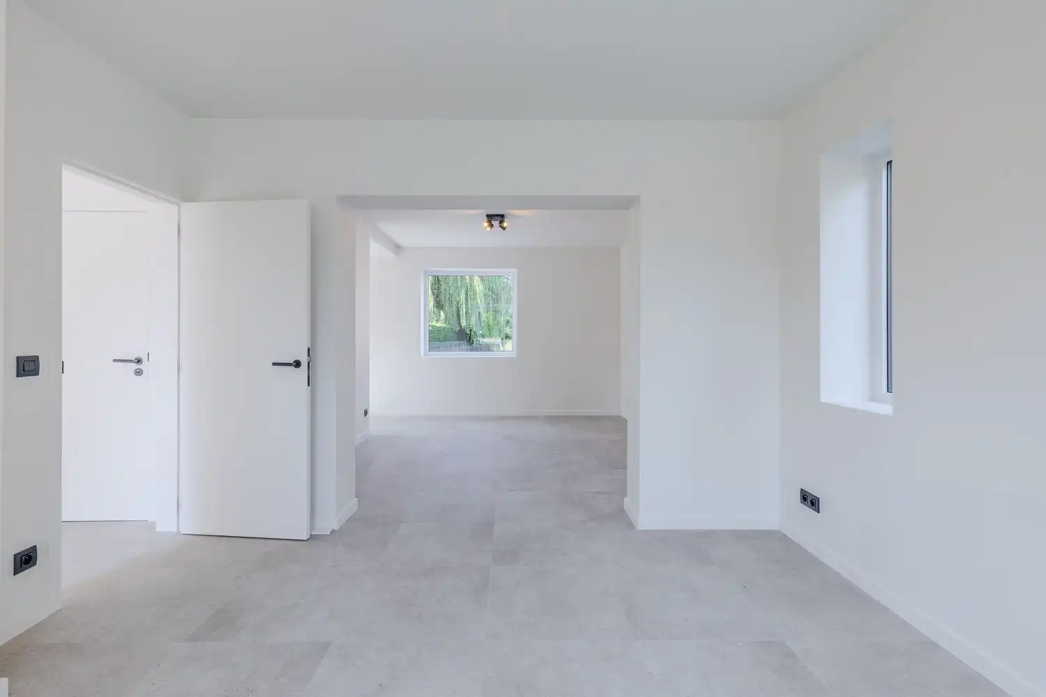 Volledig gerenoveerde huurwoning met drie slaapkamers en ruime tuin op toplocatie in Rekem foto 7