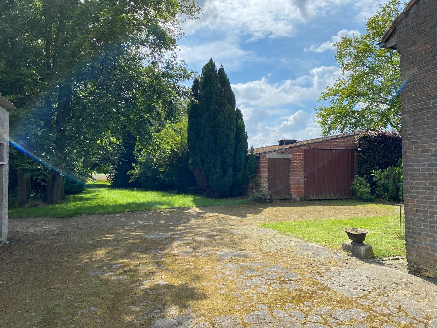 Hoeve met stallingen, bijhuis en grote schuur op een ruim perceel in Lembeke foto 4