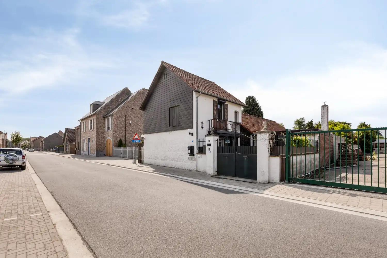 Karaktervolle woning op ruim perceel in Neerharen/Lanaken foto 2