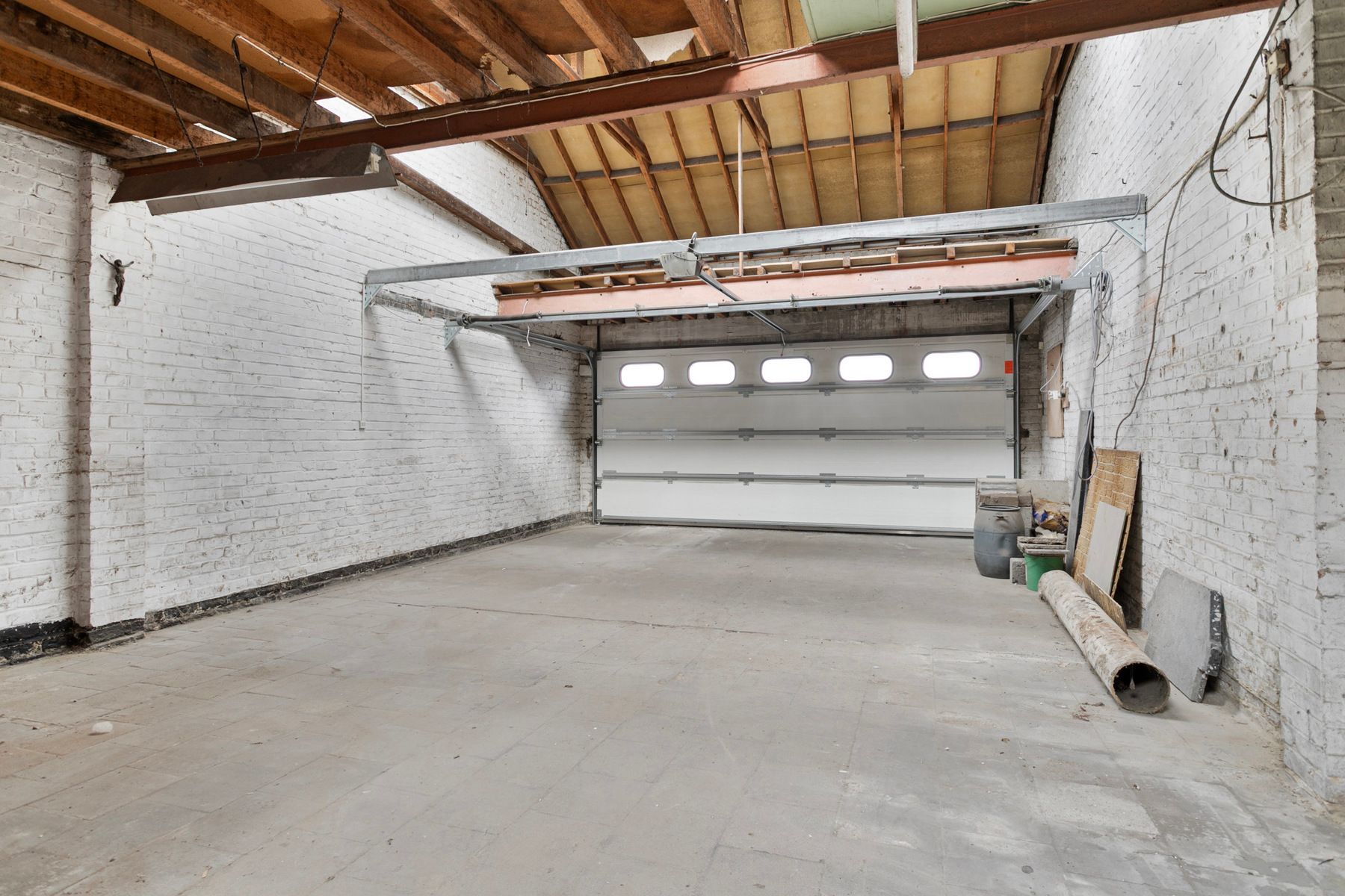 Te renoveren woning met zeer grote garage ! foto 18