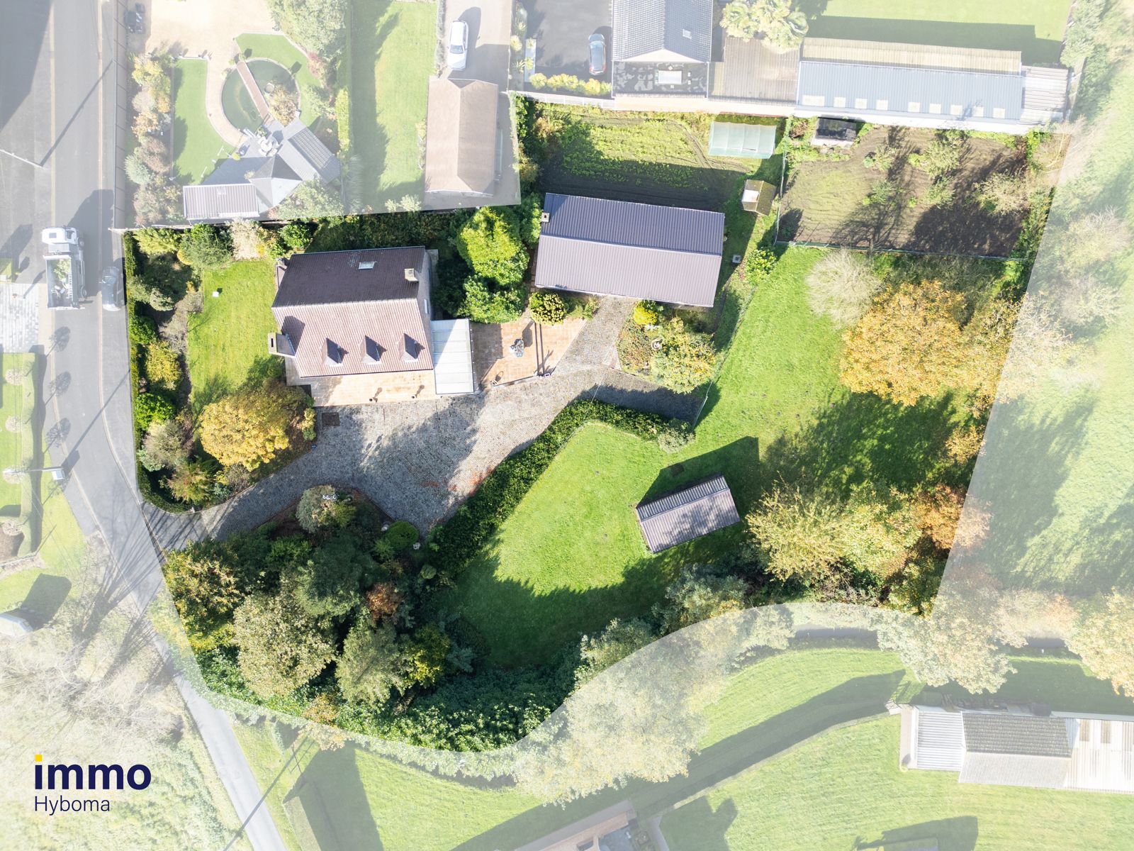 Hoofdfoto van de publicatie: Idyllisch gelegen villa op 3598 m² met garage voor 6 wagens