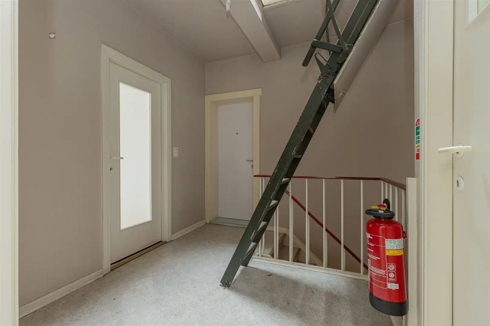 Handelsruimte met appartement foto 9