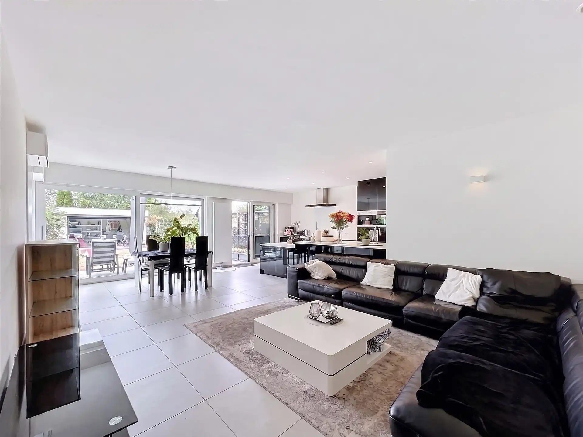 Moderne BEN gezinswoning met 4 slaapkamers, garage en poolhouse op perceel van 347m² foto 4