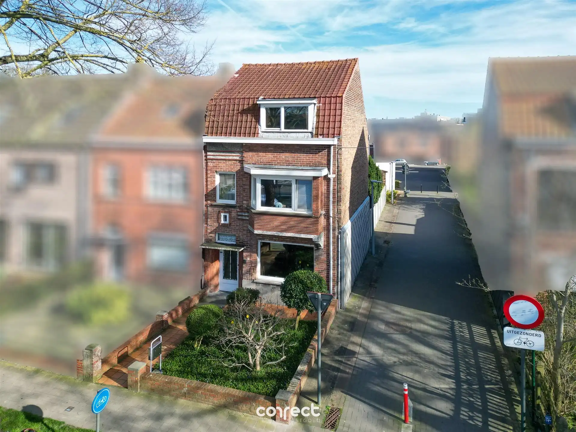 Hoofdfoto van de publicatie: Te renoveren, charmante woning op een mooi perceel.