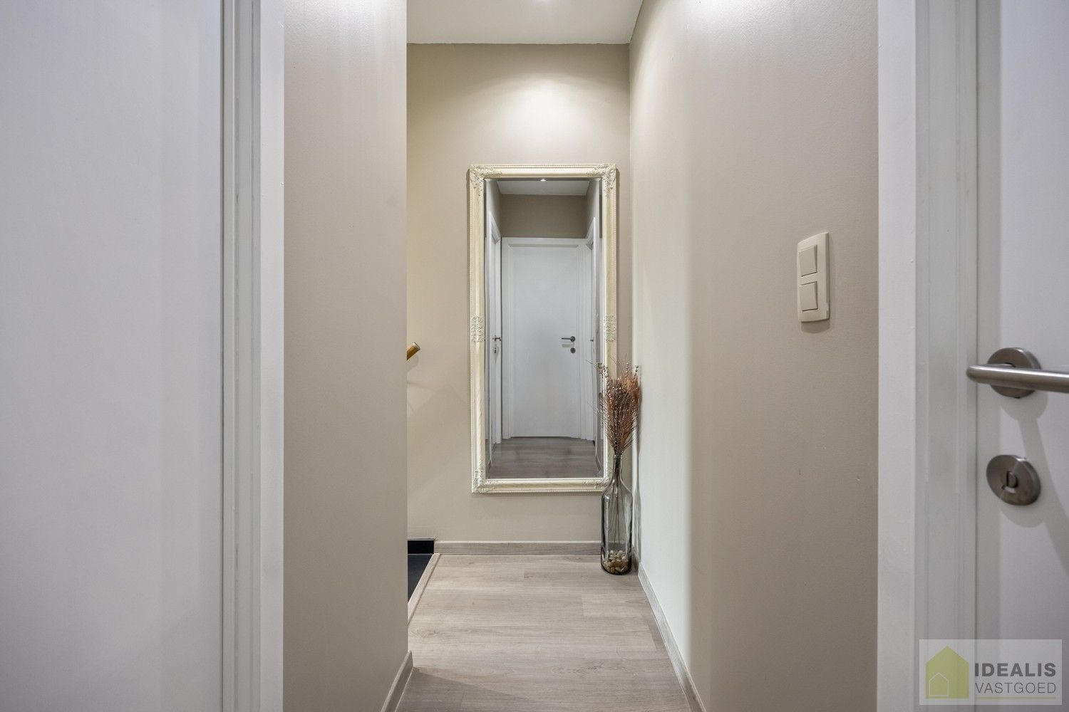 INSTAPKLARE GEZINSWONING MET LICHTRIJKE LEEFRUIMTE, RUIME EN VERZORGDE KEUKEN, BADKAMER EN 3 GOEDE SLAAPKAMERS OP EEN KNAP ZUID-GEORIENTEERDE PERCEEL VAN 2A 32A foto 17