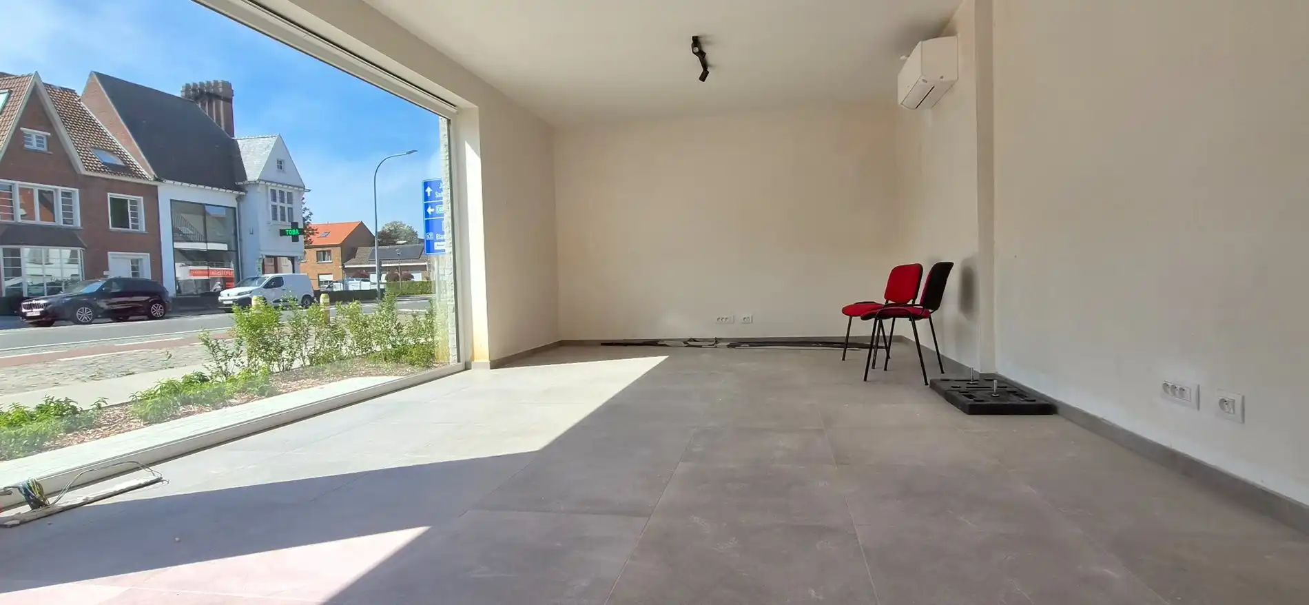 Sint Andries: handels-/kantoorruimte 40m2 met parking foto 2