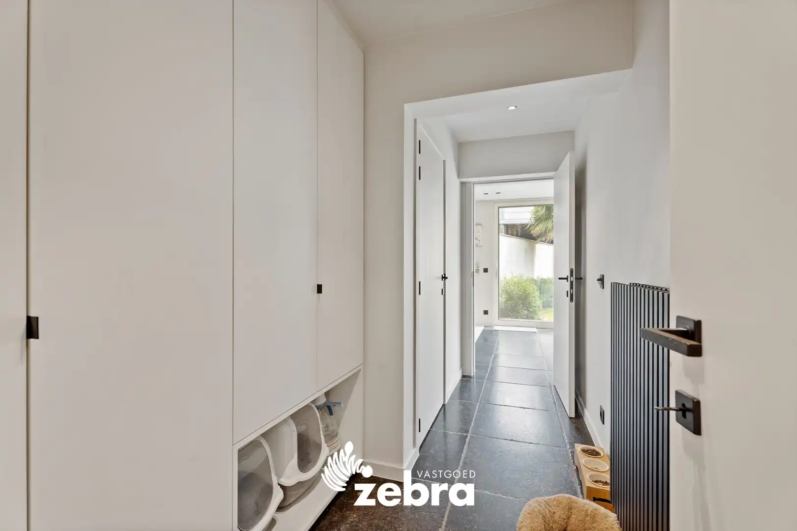 Ruime loods van ± 600 m² met instapklare woning te Oostrozebeke! foto 23