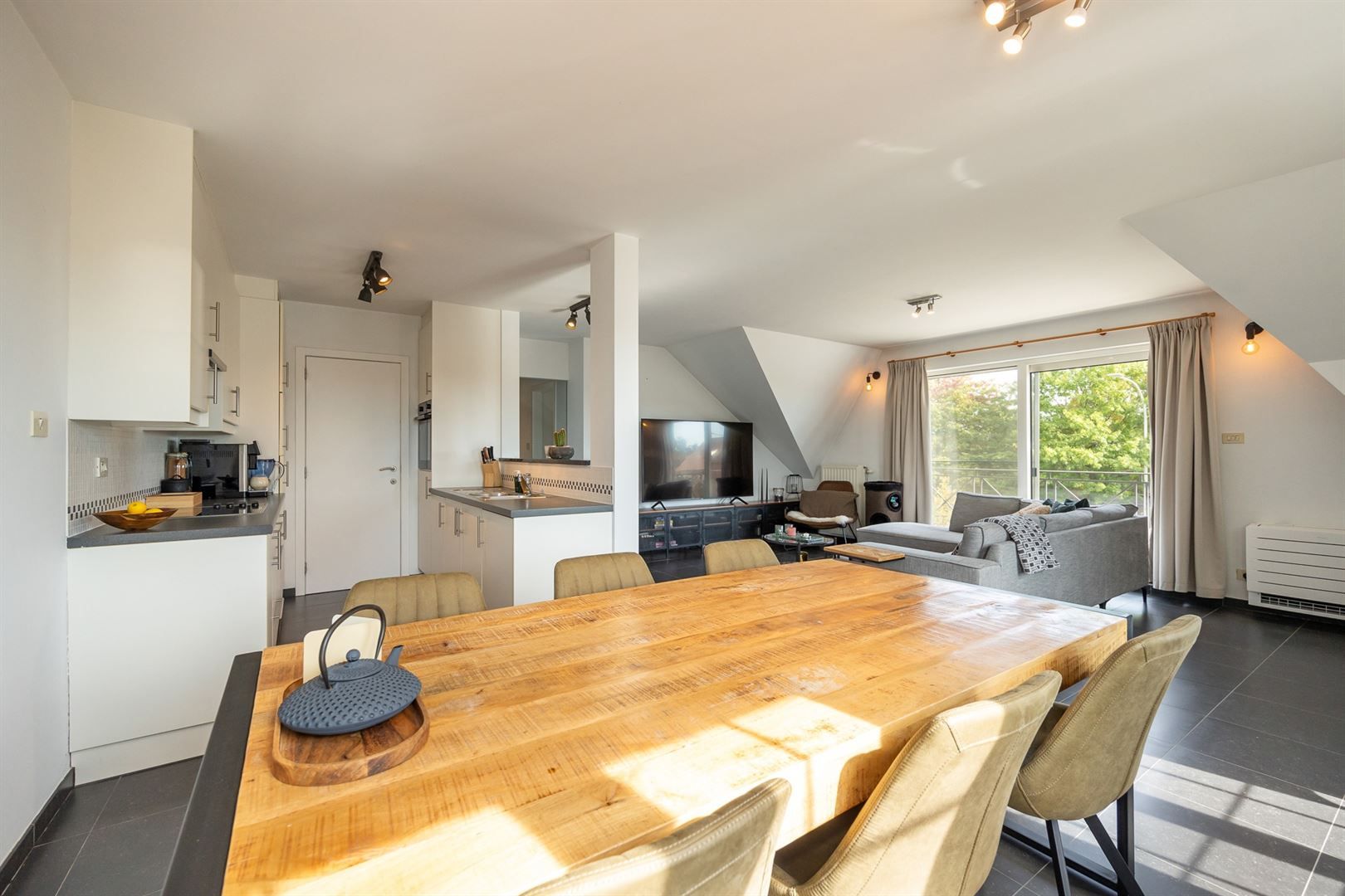 Lichtrijk penthouse met terras, zolder en dubbele garagebox. foto 7