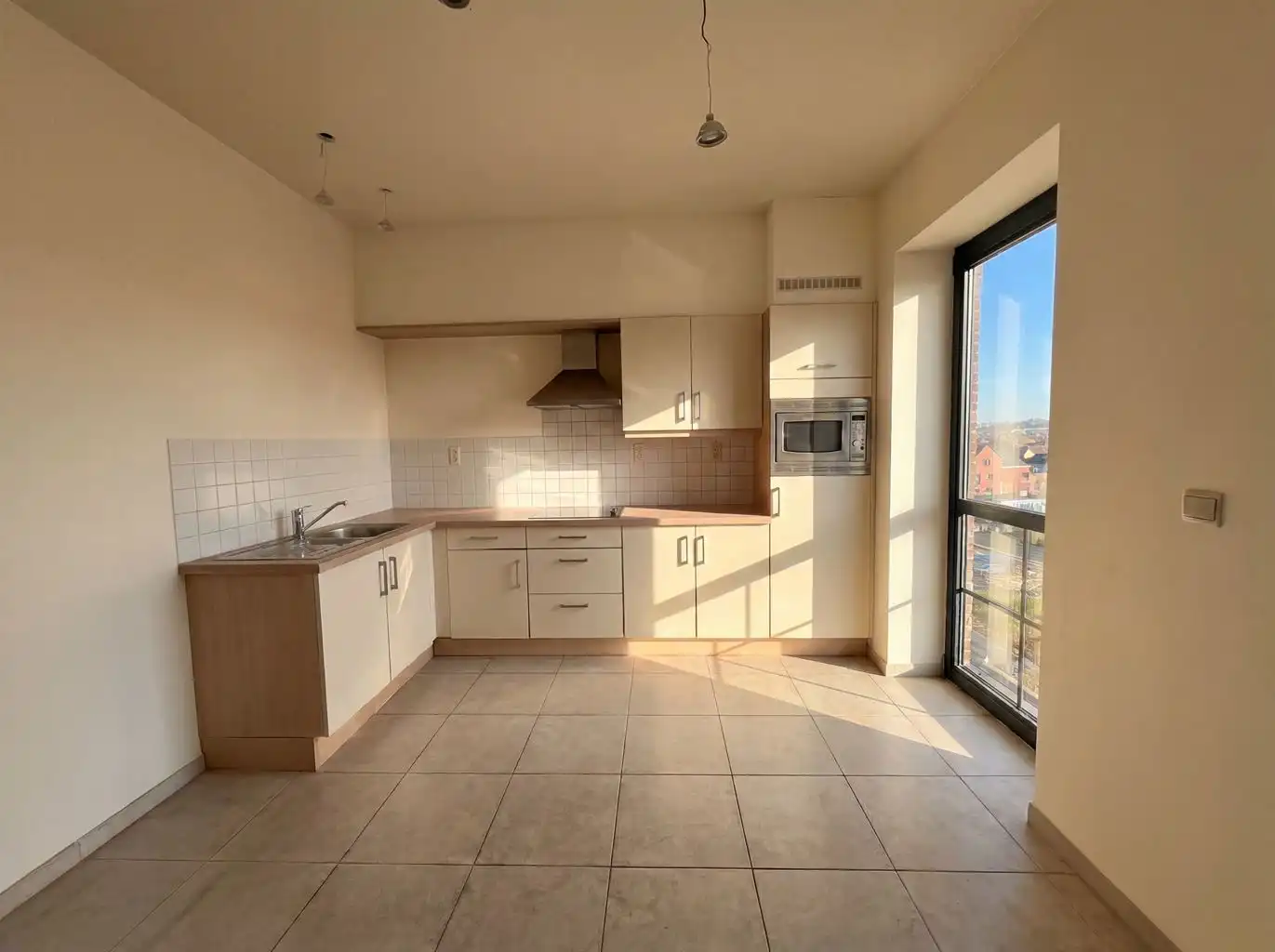 Zeer ruim 2-slaapkamer appartement met groot terras in het centrum van Bree.  foto 2