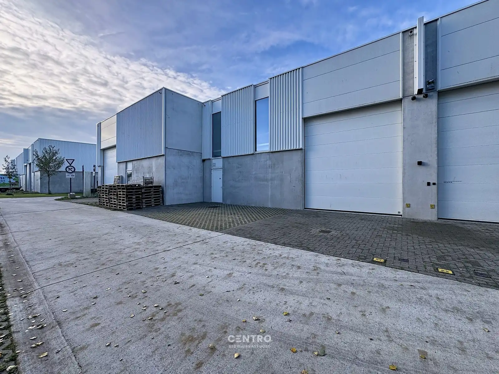 KMO-Unit met tussenverdieping op interessante ligging te Uitkerke! foto 13