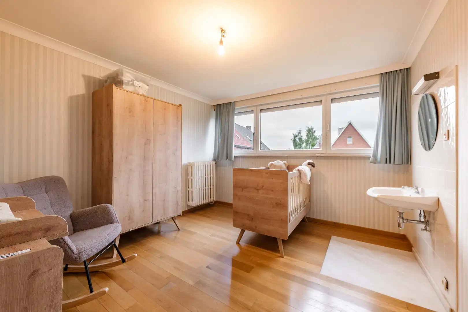 KARAKTERVOLLE ALLEENSTAANDE WONING MET 5 SLAAPKAMERS EN TUIN foto 21