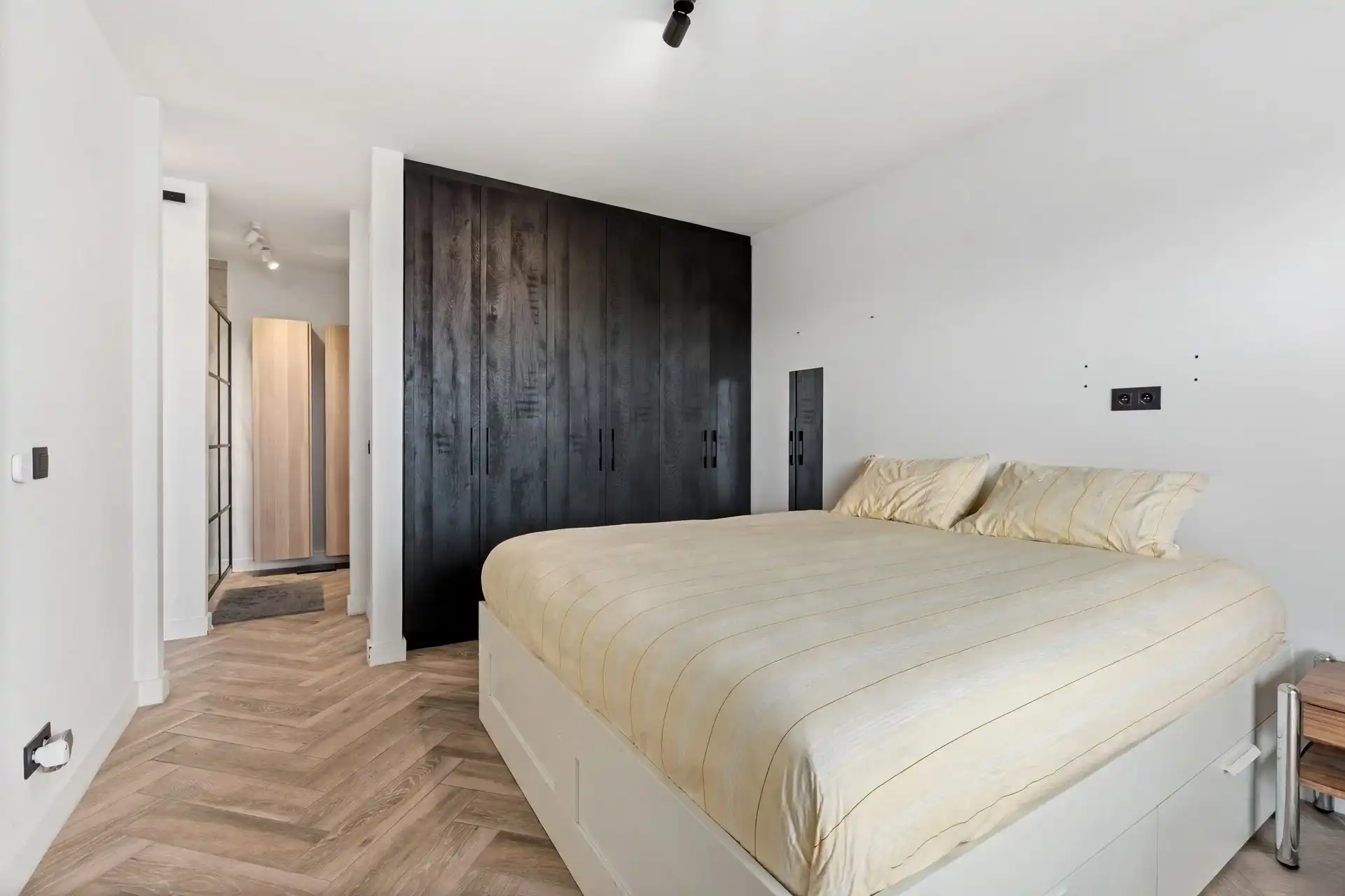 Gerenoveerd appartement met ruim terras foto 9