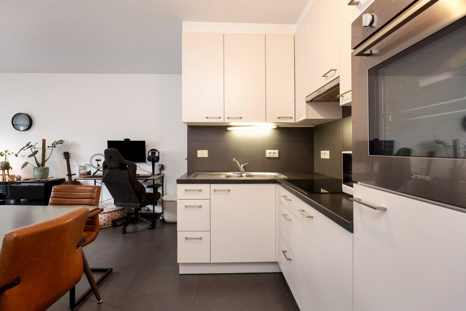 Instapklaar 1-slaapkamer appartement met private autostaanplaats foto 3