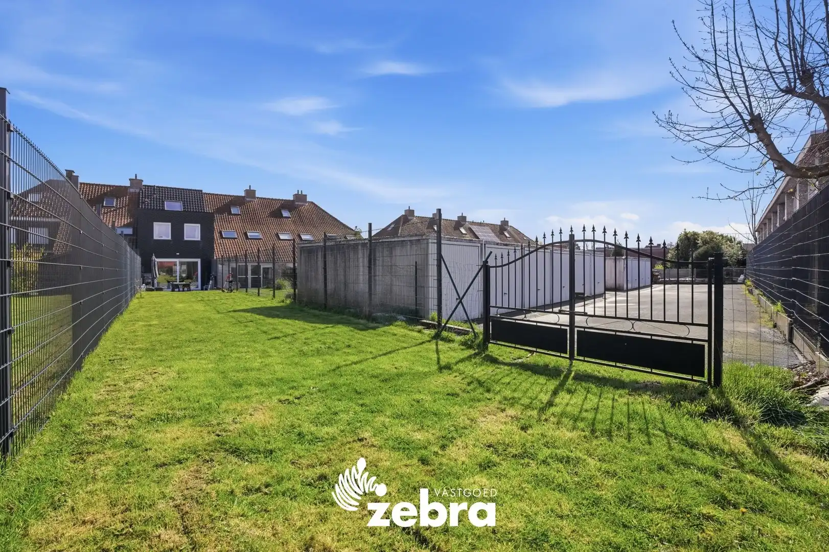 Gerenoveerde rijwoning met uitweg te Roeselare! foto 13