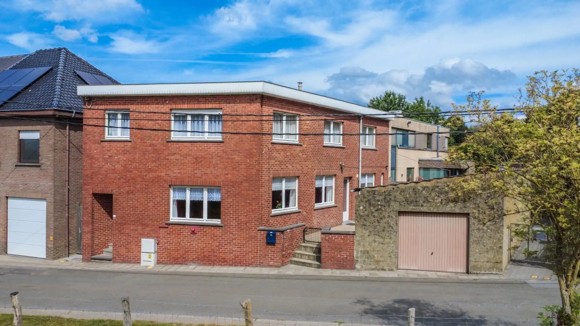 LICHTRIJKE, TE RENOVEREN 3-GEVEL WONING + GROTE TUIN! foto 2