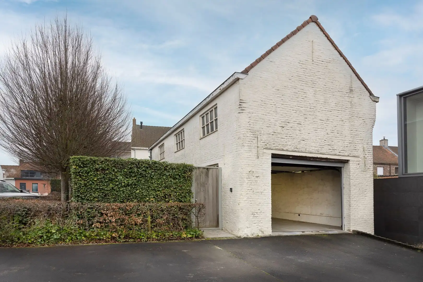 Woning met grote garage en mogelijk kantoor of praktijk. foto {{pictureIndex}}