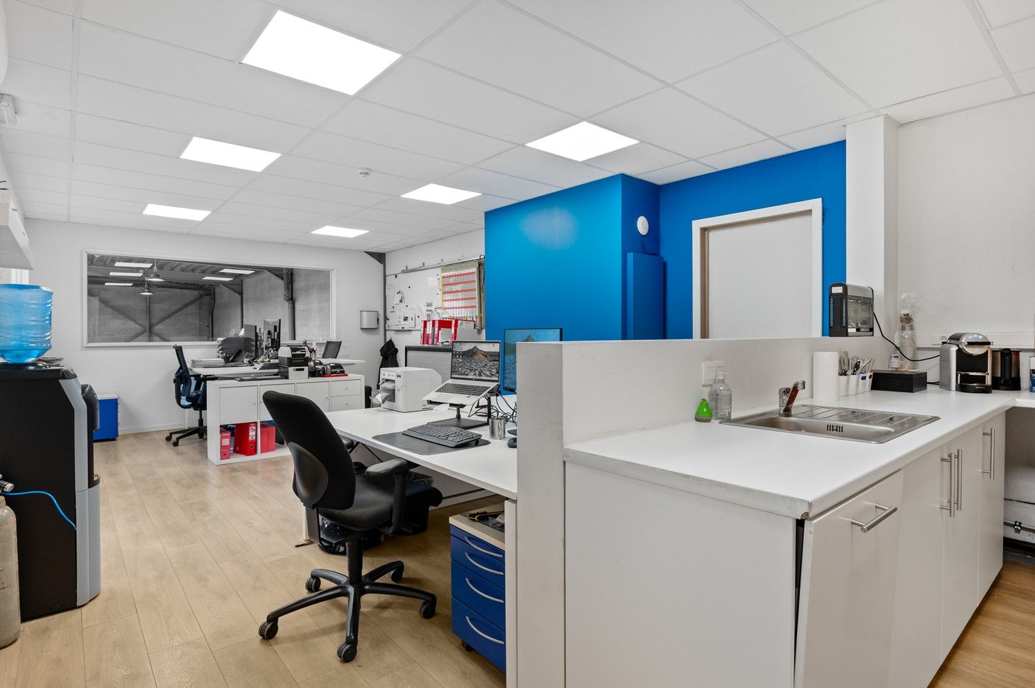 Functioneel magazijn met kantoorruimte en parkeergelegenheid op toplocatie! foto 8