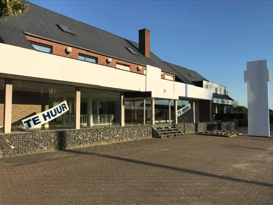 Handelspand met maximale zichtbaarheid langs de Rijksweg in Maasmechelen foto {{pictureIndex}}