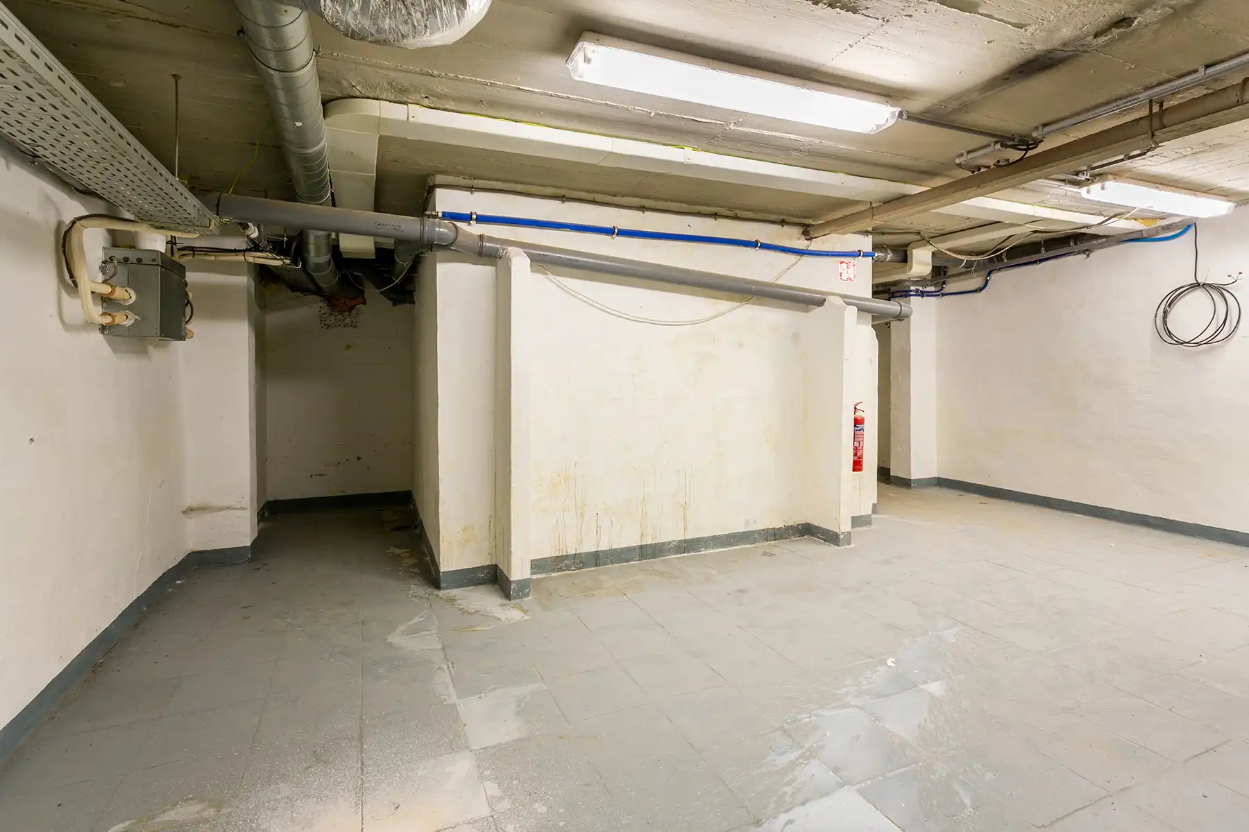 Commerciële Ruimte met Privatieve Kelder en Parking foto 11