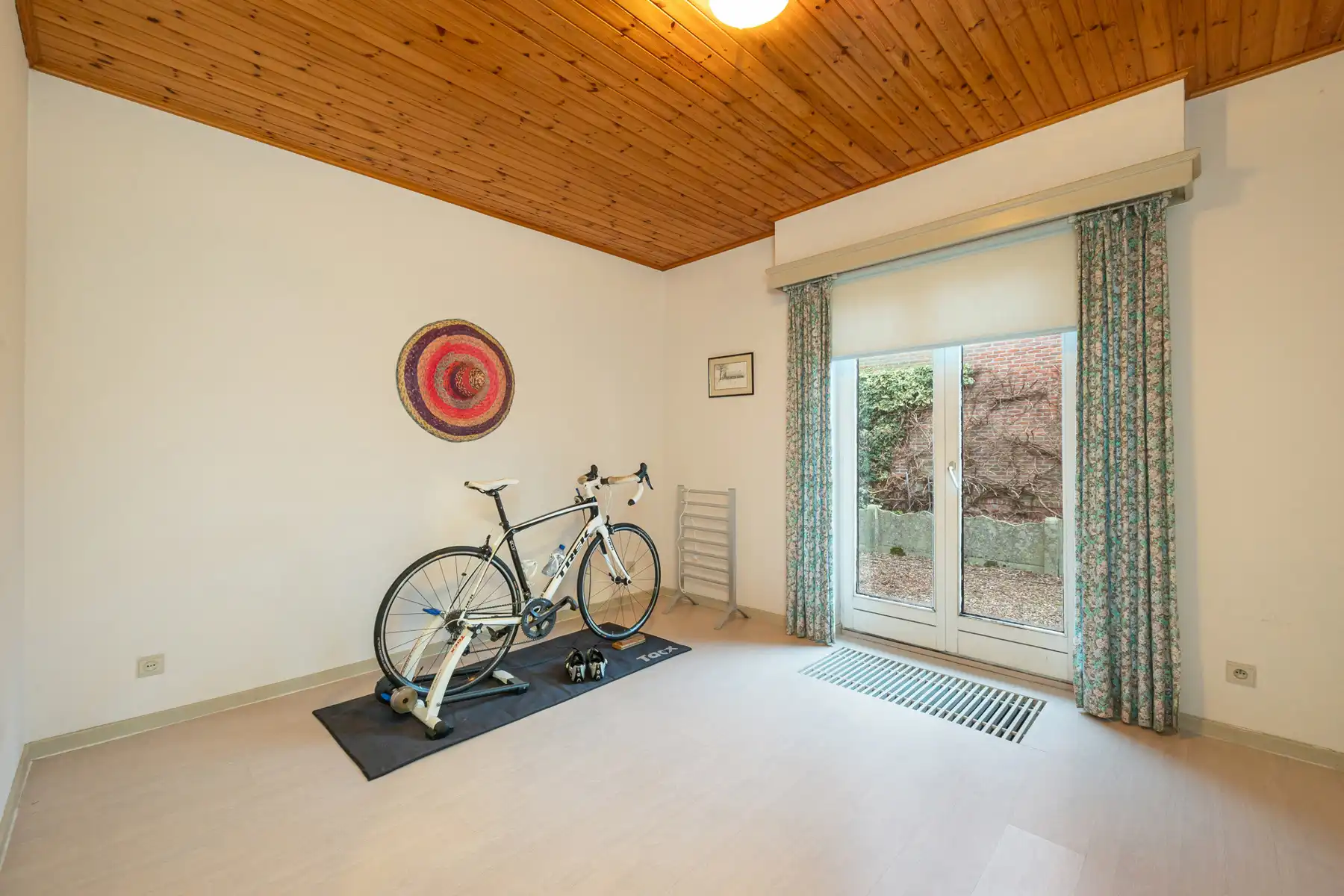 Gedeeltelijk gerenoveerde laagbouwwoning op perceel van ca. 1.516m². foto 12