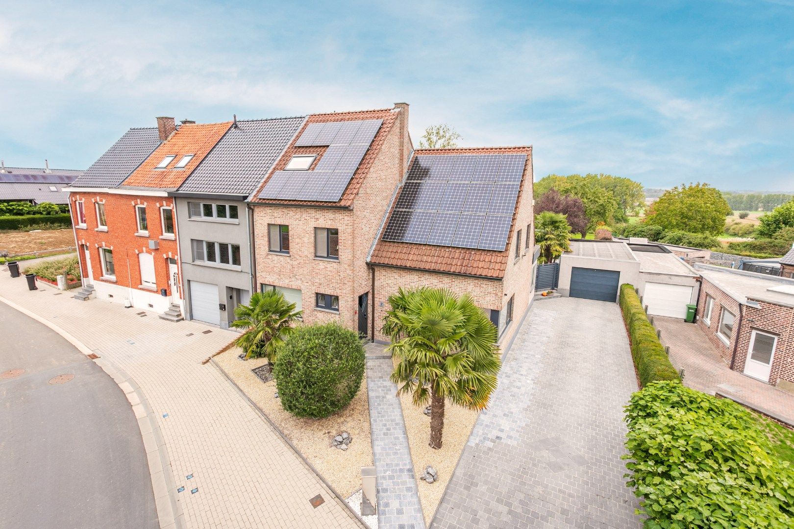 Instapklare woning met 3 slpk, garage en tuin te Pajottegem foto {{pictureIndex}}