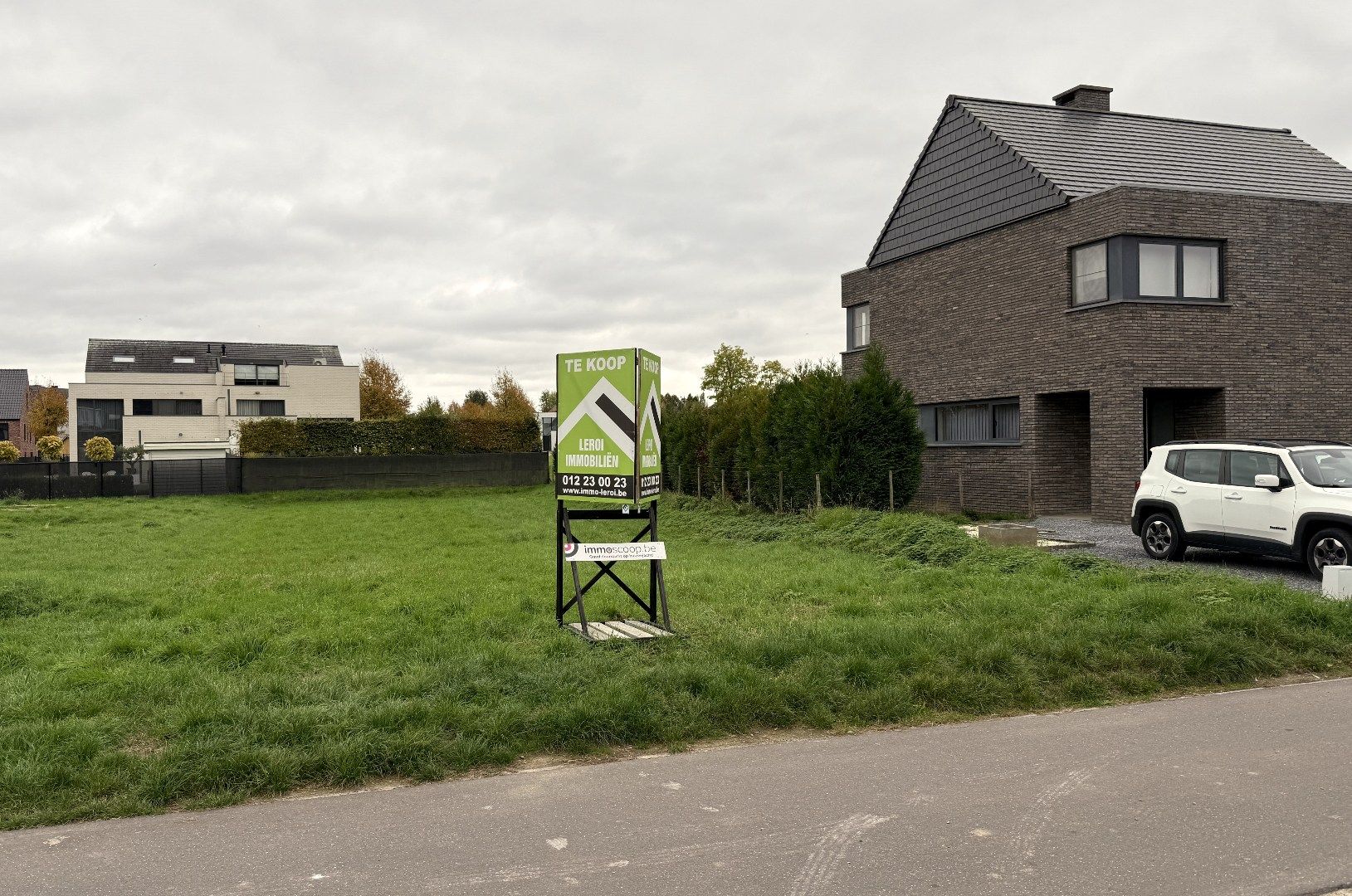 Bouwperceel voor half open bebouwing in doodlopende straat nabij centrum Tongeren foto {{pictureIndex}}