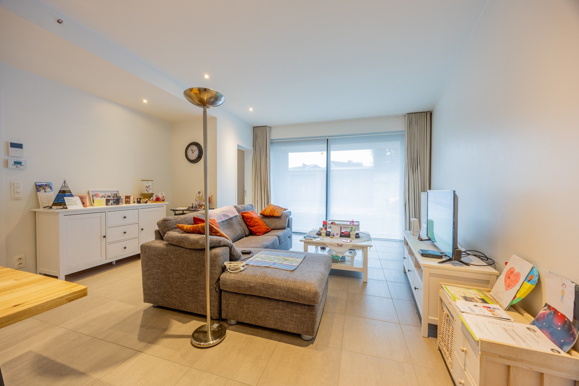 Gelijkvloers appartement met 2 slaapkamers en terras! foto 3