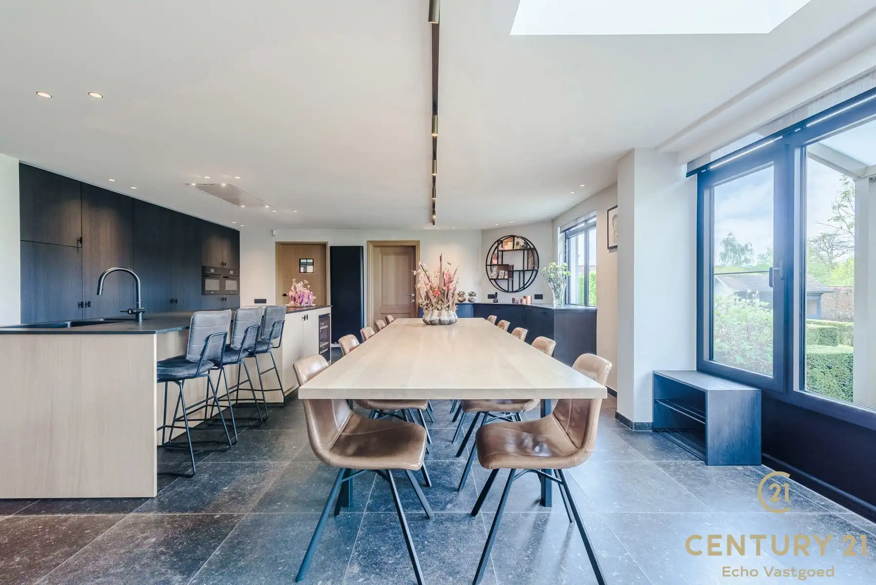 Unieke woning met magazijnen,  zwembad en conciergewoning foto 7