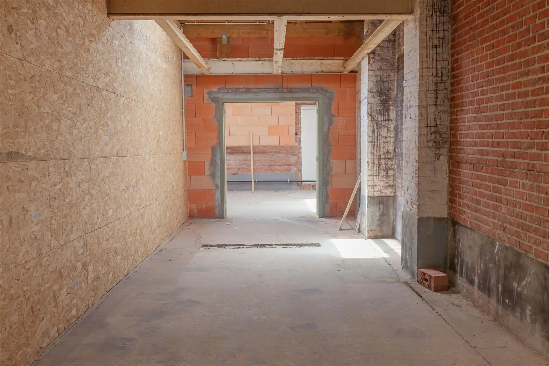 Stockage unit van +/- 32m² in complex van 15 units foto {{pictureIndex}}