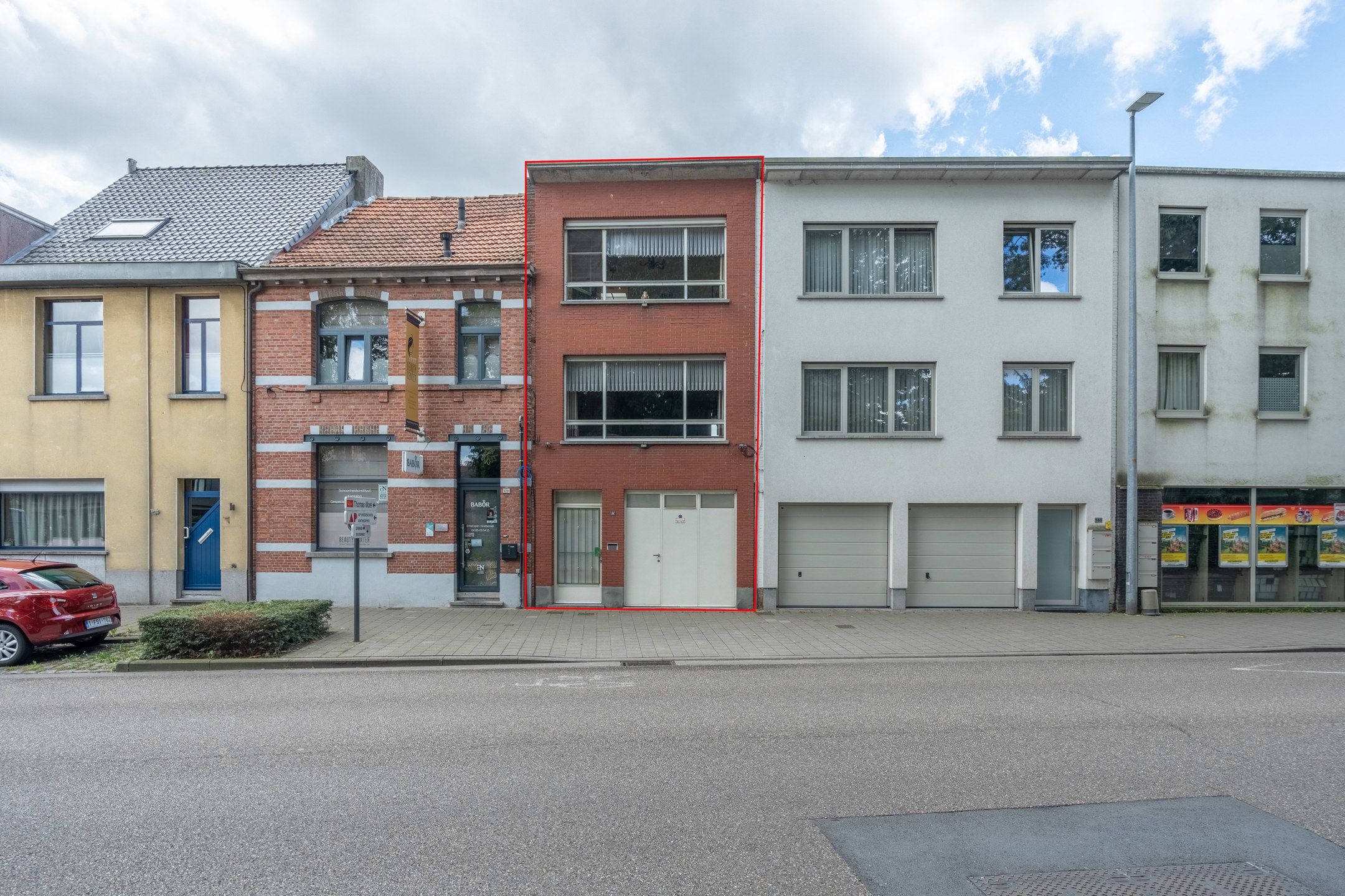 Hoofdfoto van de publicatie: Te renoveren gezinswoning met 4-5 slpk te Turnhout.