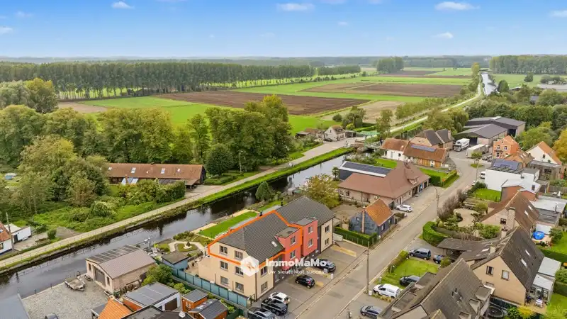 RUIM DAKAPPARTEMENT MET 3 GARAGES EN ZALIG DAKTERRAS TE KOOP foto {{pictureIndex}}