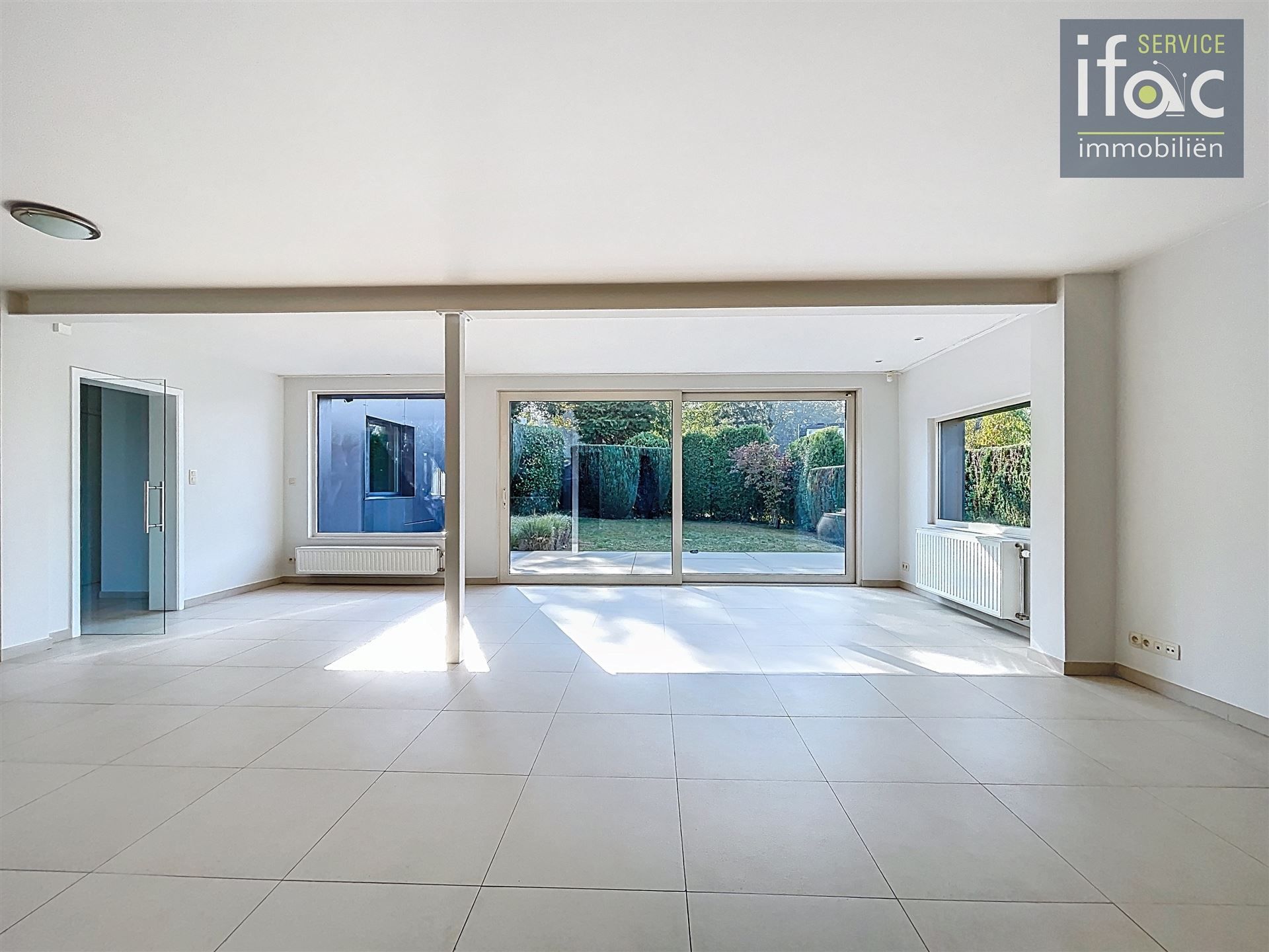Gerenoveerde villa met 4 ruime slaapkamers foto 13