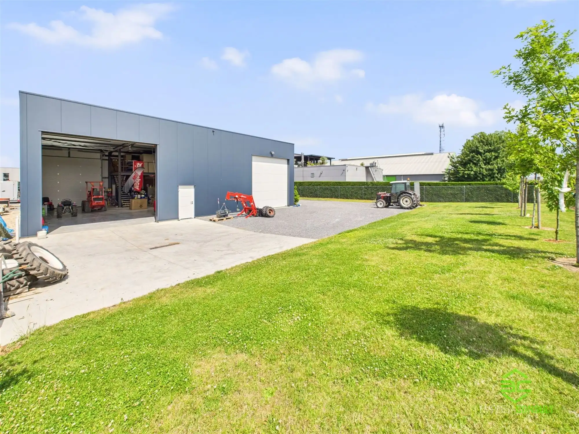 Instapklare werkplaats van 355m² met toonzaal en conciërgewoning! foto 5