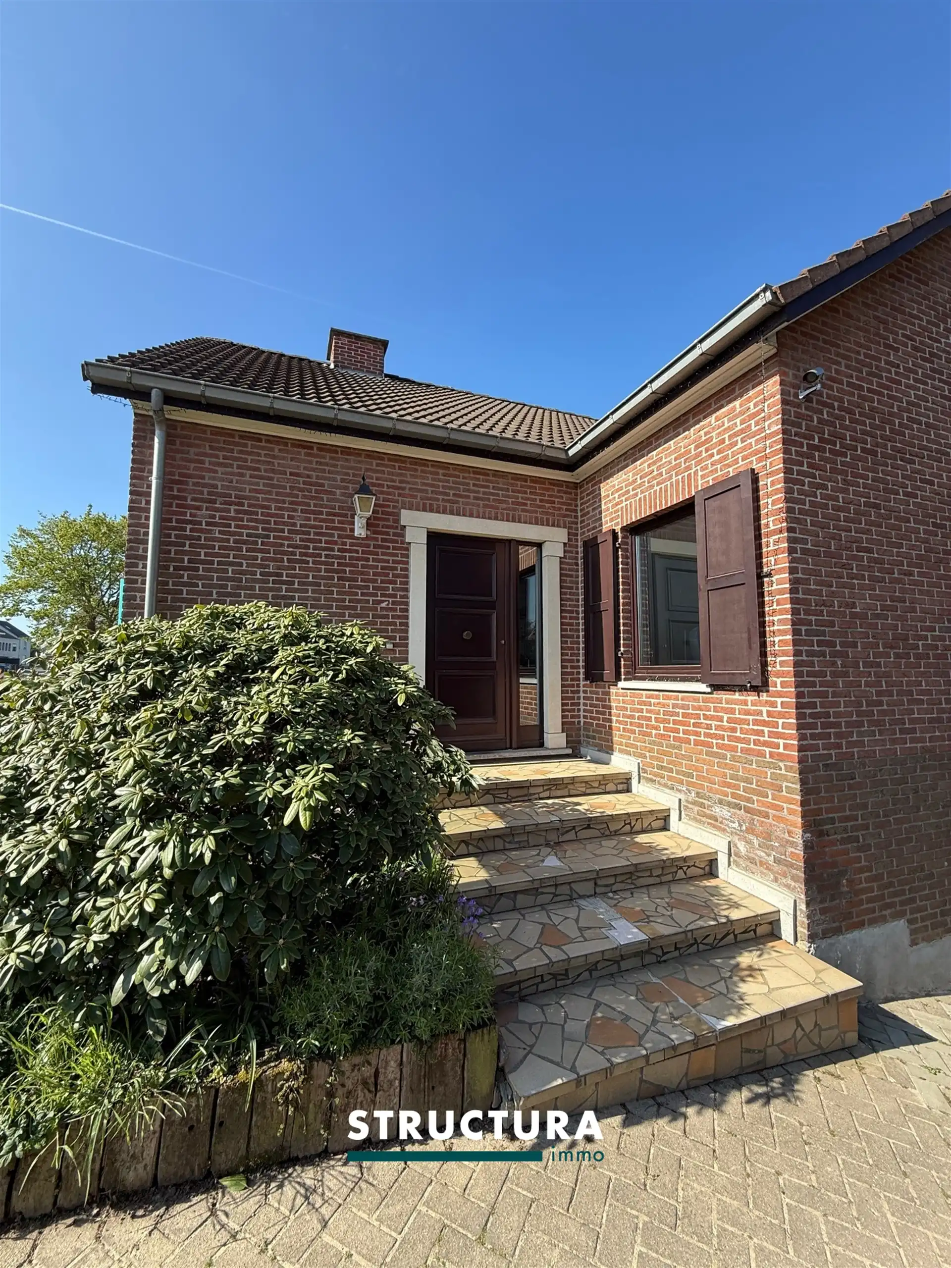 Woning met 4 slaapkamers,dubbele garage en grote tuin foto 2